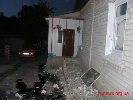 У Житомирі уночі нетверезий водій позашляховика зніс цегляний паркан приватного будинку У Житомирі уночі нетверезий водій позашляховика зніс цегляний паркан приватного будинку