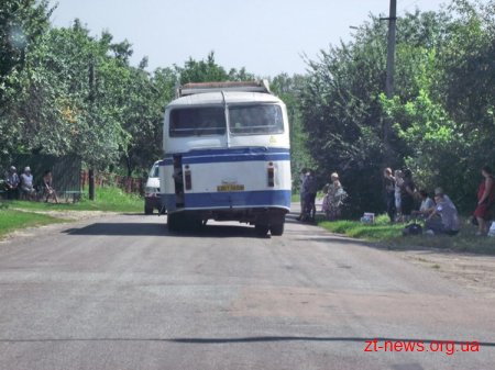 На приміському автобусі під час руху відвалилося переднє колесо