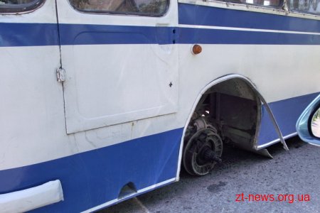 На приміському автобусі під час руху відвалилося переднє колесо