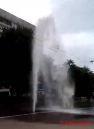 На польовій через значний тиск води у мережі водопостачання утворився фонтан висотою приблизно 10 метрів