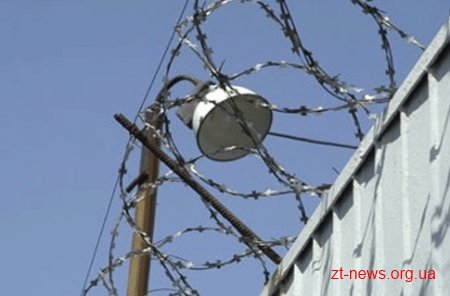 Правоохоронці області затримали співробітника колонії, що намагався передати одному із заарештованих півтора літра спирту