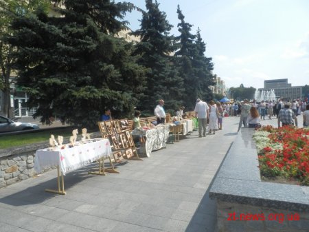 В День незалежності України вперше в Житомирі пройшов парад вишиванок ВІДЕО