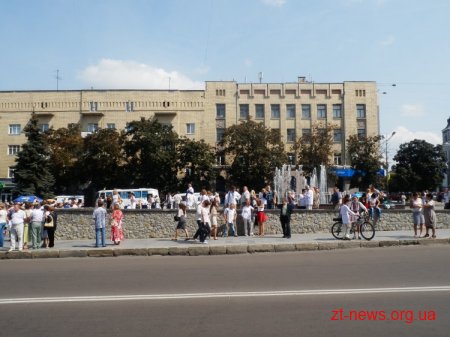 В День незалежності України вперше в Житомирі пройшов парад вишиванок ВІДЕО