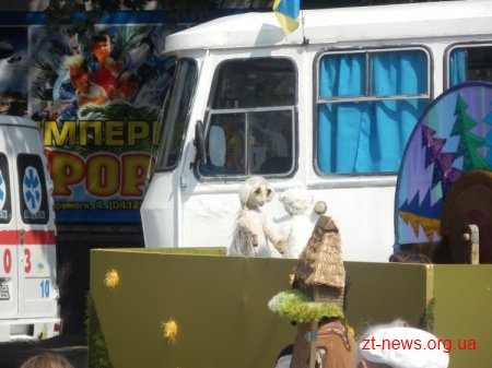 В День незалежності України вперше в Житомирі пройшов парад вишиванок ВІДЕО