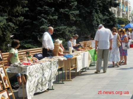 В День незалежності України вперше в Житомирі пройшов парад вишиванок ВІДЕО