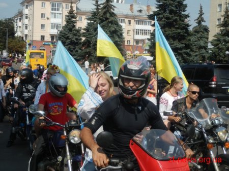 В День незалежності України вперше в Житомирі пройшов парад вишиванок ВІДЕО