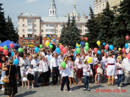 В День незалежності України вперше в Житомирі пройшов парад вишиванок ВІДЕО