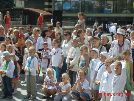 В День незалежності України вперше в Житомирі пройшов парад вишиванок ВІДЕО