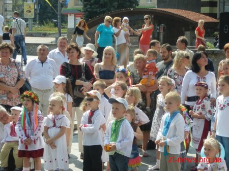 В День незалежності України вперше в Житомирі пройшов парад вишиванок ВІДЕО