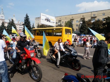 В День незалежності України вперше в Житомирі пройшов парад вишиванок ВІДЕО