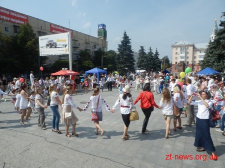 В День незалежності України вперше в Житомирі пройшов парад вишиванок ВІДЕО