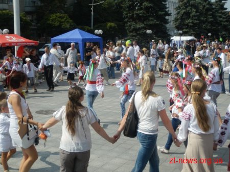 В День незалежності України вперше в Житомирі пройшов парад вишиванок ВІДЕО