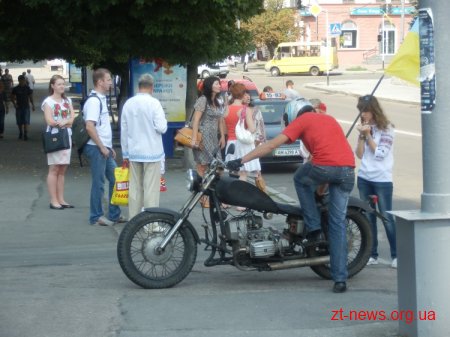 В День незалежності України вперше в Житомирі пройшов парад вишиванок ВІДЕО
