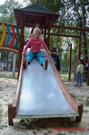 В Житомирі по вул. Шевченка 105 встановили новий ігровий майданчик для дітей