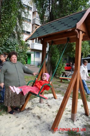 В Житомирі по вул. Шевченка 105 встановили новий ігровий майданчик для дітей