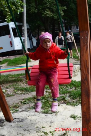 В Житомирі по вул. Шевченка 105 встановили новий ігровий майданчик для дітей