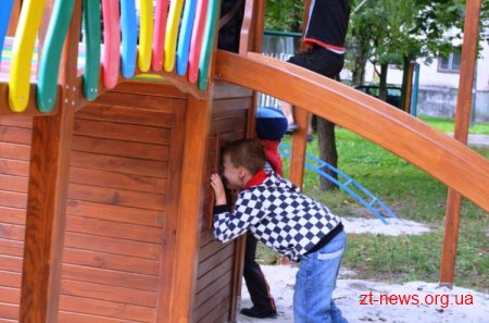 В Житомирі по вул. Шевченка 105 встановили новий ігровий майданчик для дітей