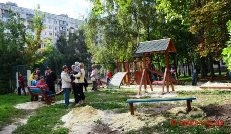 В Житомирі по вул. Шевченка 105 встановили новий ігровий майданчик для дітей