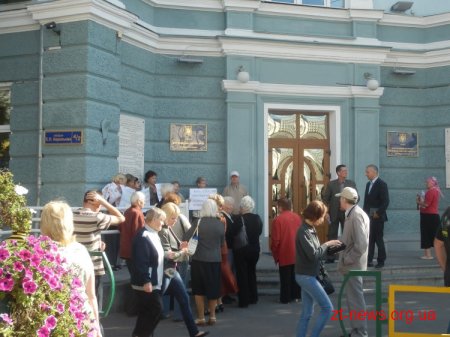 30 серпня під стінами міської ради зібралися мешканці будинку 59 по вул. 1 травня обурені будівництвом 10 поверхівки