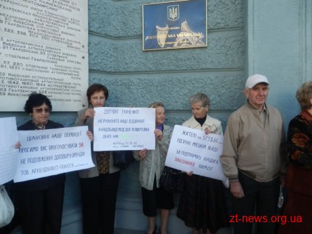 30 серпня під стінами міської ради зібралися мешканці будинку 59 по вул. 1 травня обурені будівництвом 10 поверхівки
