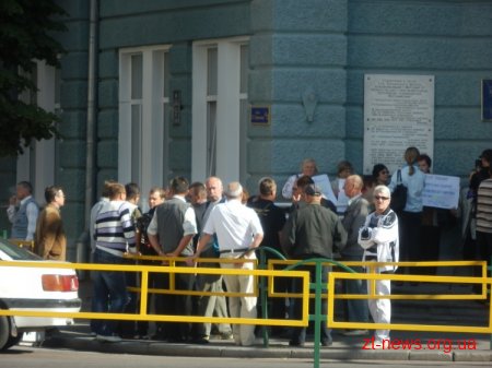30 серпня під стінами міської ради зібралися мешканці будинку 59 по вул. 1 травня обурені будівництвом 10 поверхівки