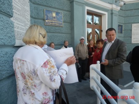 30 серпня під стінами міської ради зібралися мешканці будинку 59 по вул. 1 травня обурені будівництвом 10 поверхівки