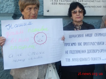 30 серпня під стінами міської ради зібралися мешканці будинку 59 по вул. 1 травня обурені будівництвом 10 поверхівки