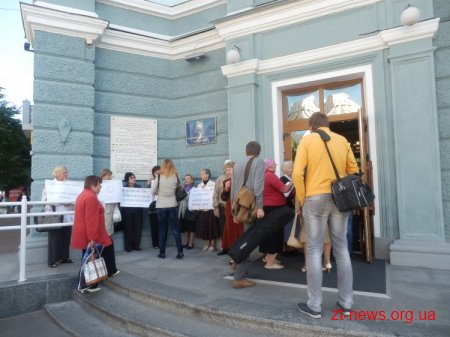 30 серпня під стінами міської ради зібралися мешканці будинку 59 по вул. 1 травня обурені будівництвом 10 поверхівки