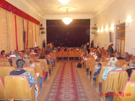 Вчора в лялькому театрі зібралися діти сироти та діти з багатодітних сімей, щоб переглянути виставу та отримати подарунки
