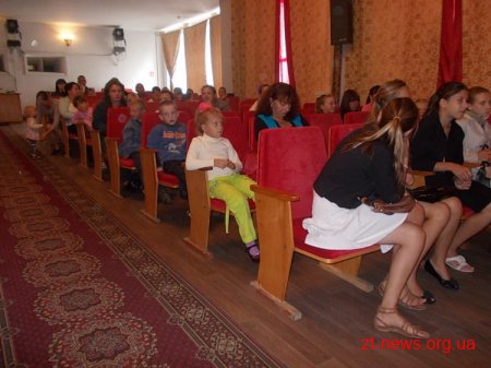 Вчора в лялькому театрі зібралися діти сироти та діти з багатодітних сімей, щоб переглянути виставу та отримати подарунки