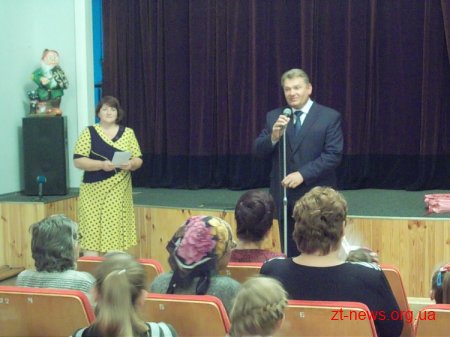 Вчора в лялькому театрі зібралися діти сироти та діти з багатодітних сімей, щоб переглянути виставу та отримати подарунки