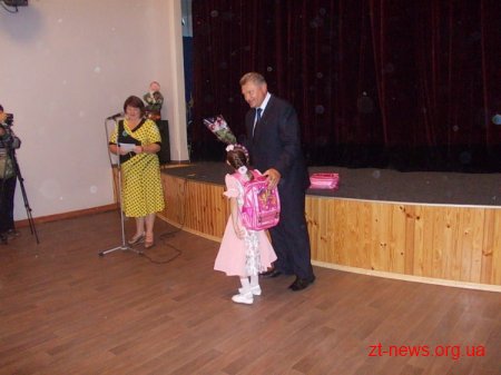 Вчора в лялькому театрі зібралися діти сироти та діти з багатодітних сімей, щоб переглянути виставу та отримати подарунки