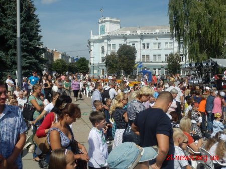 1 вересня на майдані Корольова в Житомирі відбулося святкування Дня міста культурна версія ОНОВЛЕНО