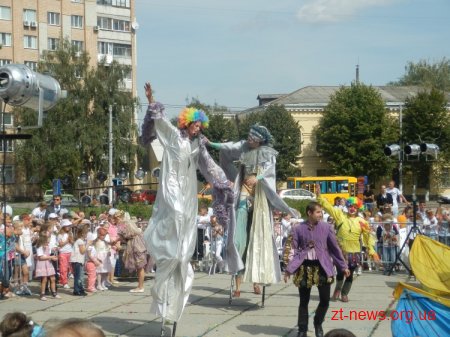 1 вересня на майдані Корольова в Житомирі відбулося святкування Дня міста культурна версія ОНОВЛЕНО