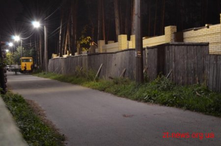 У Житомирі оновлюють вуличне освітлення, замінюючи лампи розжарювання на світлодіодні ліхтарі
