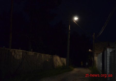 У Житомирі оновлюють вуличне освітлення, замінюючи лампи розжарювання на світлодіодні ліхтарі