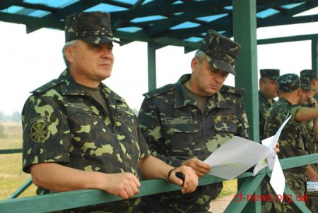 На Житомирському полігоні екіпажі бойових машин виконували "слалом" на воді