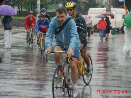 Всеукраїнська велоестафета «Спорт для всіх єднає Україну!» завітала до Житомира ВІДЕО