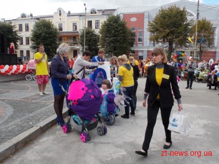 В Житомирі пройшов парад дитячих візочків