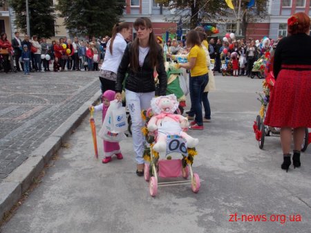 В Житомирі пройшов парад дитячих візочків
