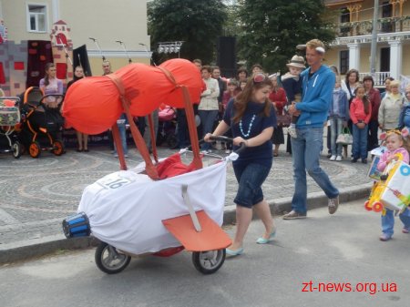 В Житомирі пройшов парад дитячих візочків
