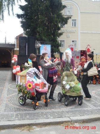В Житомирі пройшов парад дитячих візочків