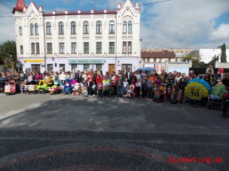 В Житомирі пройшов парад дитячих візочків