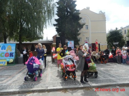 В Житомирі пройшов парад дитячих візочків