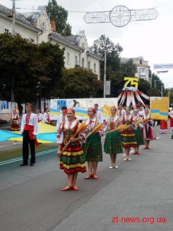 Вчора на честь дня міста відбулася урочиста хода вулицями Черняховського та Великою Бердичівською ВІДЕО