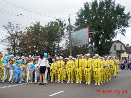 Вчора на честь дня міста відбулася урочиста хода вулицями Черняховського та Великою Бердичівською ВІДЕО