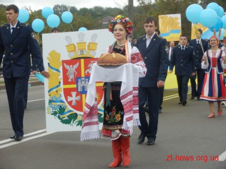 Вчора на честь дня міста відбулася урочиста хода вулицями Черняховського та Великою Бердичівською ВІДЕО