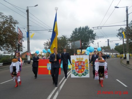 Вчора на честь дня міста відбулася урочиста хода вулицями Черняховського та Великою Бердичівською ВІДЕО