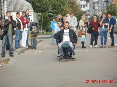 В Житомирі пройшли перші перегони на офісних стільцях ВІДЕО