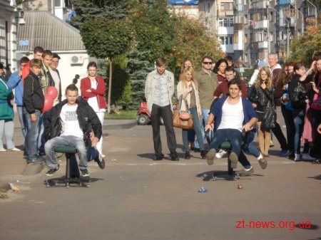 В Житомирі пройшли перші перегони на офісних стільцях ВІДЕО